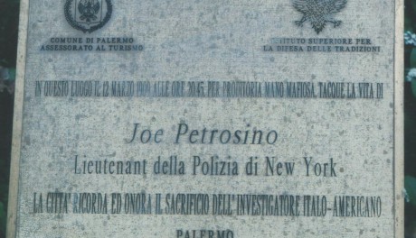Targa in ricordo di Joe Petrosino a Piazza Marina