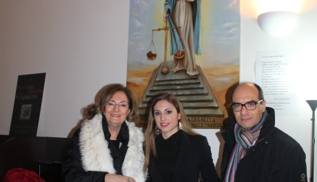 L'artista Federica Saletta tra la Presidente e il Vicepresidente dell'ISDT