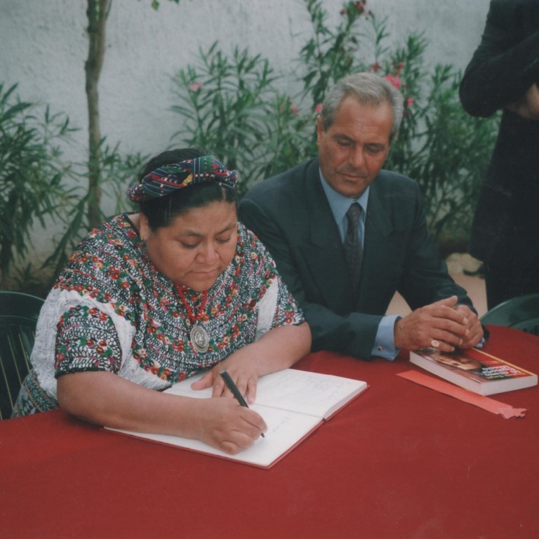 Rigoberta Menchiù firma nell'albo d'onore dell'ISDT